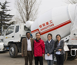 印度客戶來我廠考察自上料攪拌車,小型水泥攪拌車等產(chǎn)品